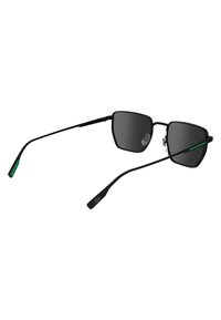 Occhiali da sole black metal con lenti rettangolari, caratterizzati da una finitura opaca, dettagli verdi sulle stanghette e un design elegante e minimalista.
