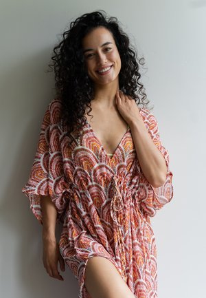 Lichtgewicht, gemusterd cover-up met een V-hals en een cinched taille. Kleuren zijn rood, oranje en wit met vloeiende, brede mouwen en een dijsplitsing.