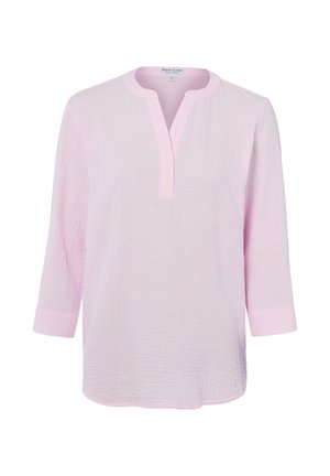 Jasnoróżowa, teksturowana bluzka z rękawami do połowy przedramienia, okrągłym kołnierzem z rozcięciem w kształcie litery V i trzyguździową listwą guzikową.