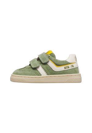 Sneaker in suede verde con dettagli bianchi e gialli, cinturini in velcro, suola beige e scritta "NTR-74" sul lato.