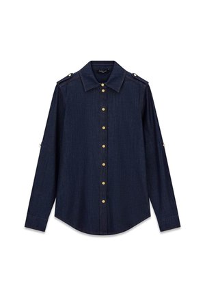 Camicia di jeans a maniche lunghe blu scuro con bottoni dorati lungo la parte anteriore e spalline con bottoni su sfondo bianco.