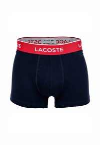 Boxer da uomo blu navy in cotone, con una cintura elasticizzata rossa e bianca con il marchio "LACOSTE" e una vestibilità aderente.
