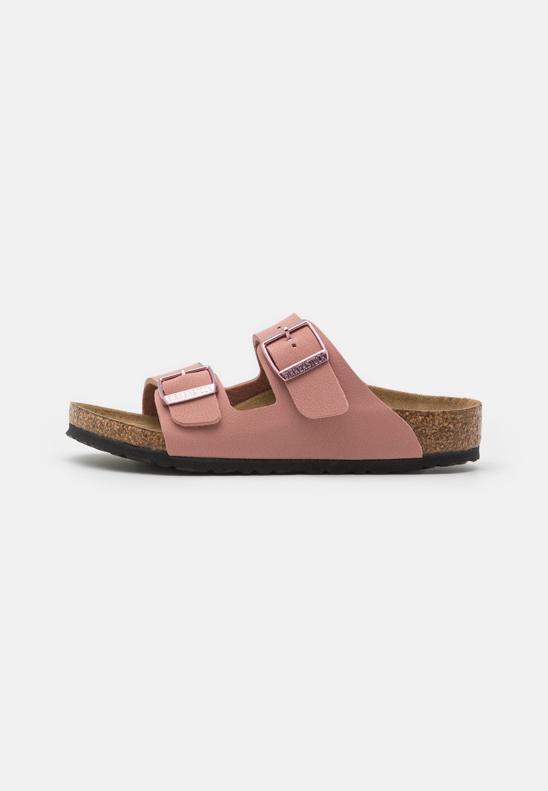 A rózsaszín slip-on szandálok két állítható pánttal rendelkeznek, fém csatokkal, parafa talpágyuk van, és a talpuk texturált fekete.