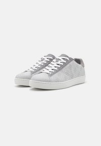 Guess NOLA - Sneakers basse - white/grey