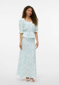 Ensemble de robe deux pièces à motif floral en bleu clair et blanc. Doté de manches bouffantes, d'un corsage froncé et d'une longue jupe. Texture de tissu lisse.