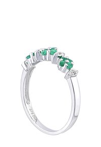 Sudraba gredzens ar maiņojošiem zaļajiem akmeņiem un dimantiem, ar gludu stieni un akmeņu stiprinājumu.