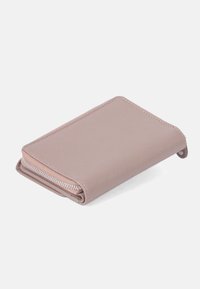 Lichtroze leren portemonnee met een textuur, ritssluiting en ronde hoeken. Compact rechthoekig ontwerp met zichtbare stiksels.