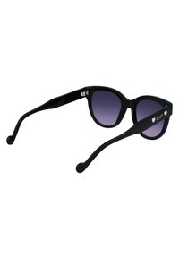 Occhiali da sole neri con forma a occhio di gatto, lenti gradienti viola, finitura lucida e dettagli dorati sulle tempie che mostrano il logo del marchio.
