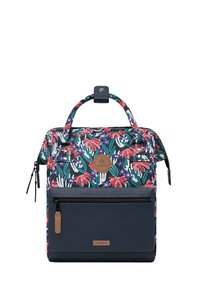 Blumenmuster-Rucksack mit dunkelblauem Boden, einem oberen Griff und einer vorderen Reißverschlusstasche. Mit einem runden Logopatch und schwarzem Zubehör.