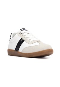 Zapatilla blanca y gris con una raya negra y logo, con la punta de gamuza texturizada. Suela de goma, cordones planos y cuello acolchado.