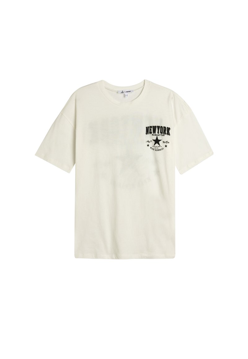 Creme kortærmet t-shirt lavet af bomuld. Har et sort trykt "NEW YORK" grafisk design på den øverste venstre side og en loose fit stil.