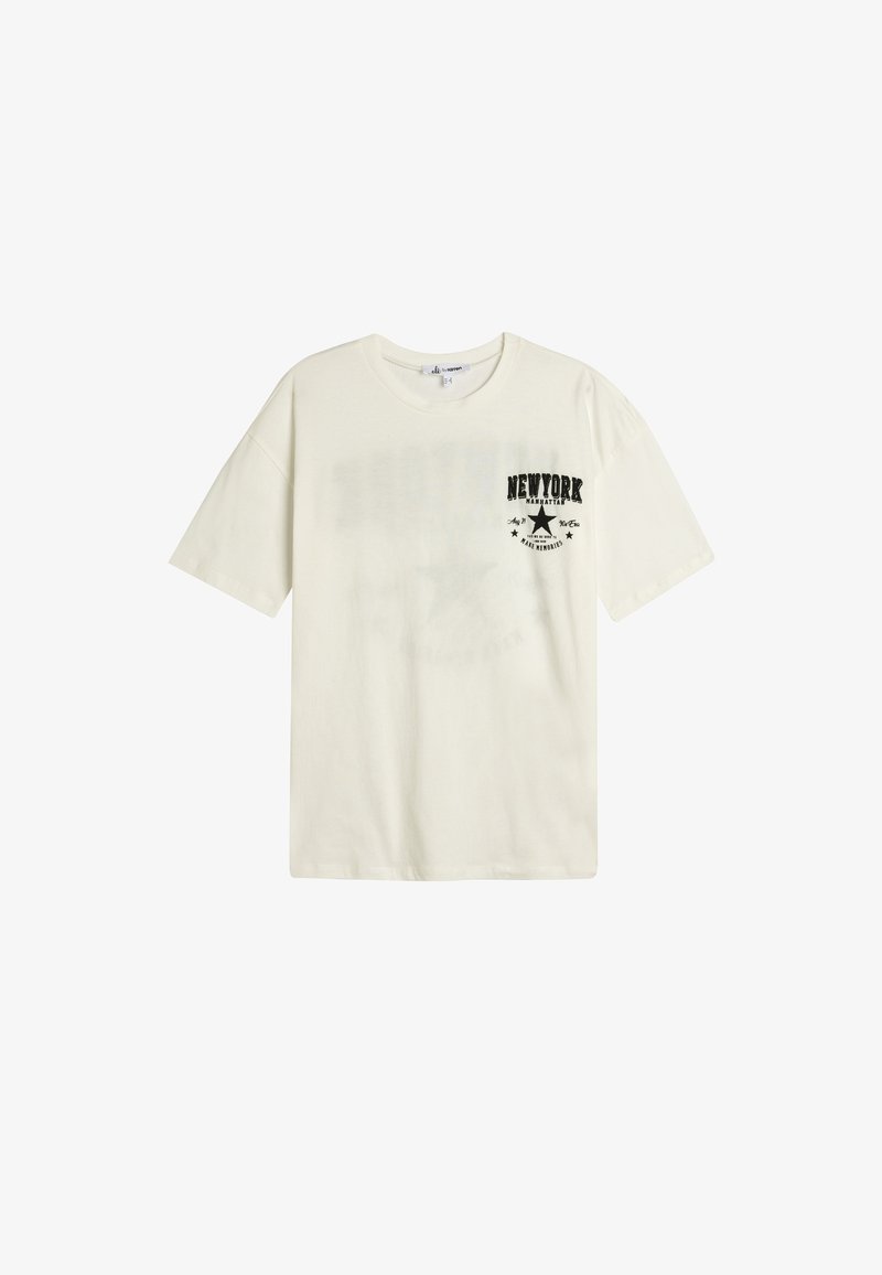 Creme kortærmet t-shirt lavet af bomuld. Har et sort trykt "NEW YORK" grafisk design på den øverste venstre side og en loose fit stil.
