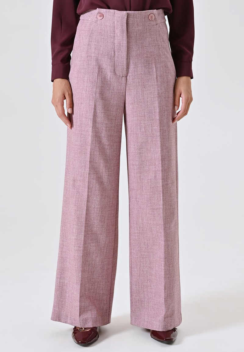 Pantaloni palazzo rosa chiaro in tessuto testurizzato, con vita piatta, due bottoni in vita e una linea plissettata per un tocco di stile in più.