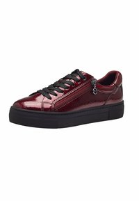 Sneakers in vernice colore bordeaux con lacci neri, una zip laterale e una suola in gomma nera spessa, dotati di una superficie testurizzata e punta tonda.