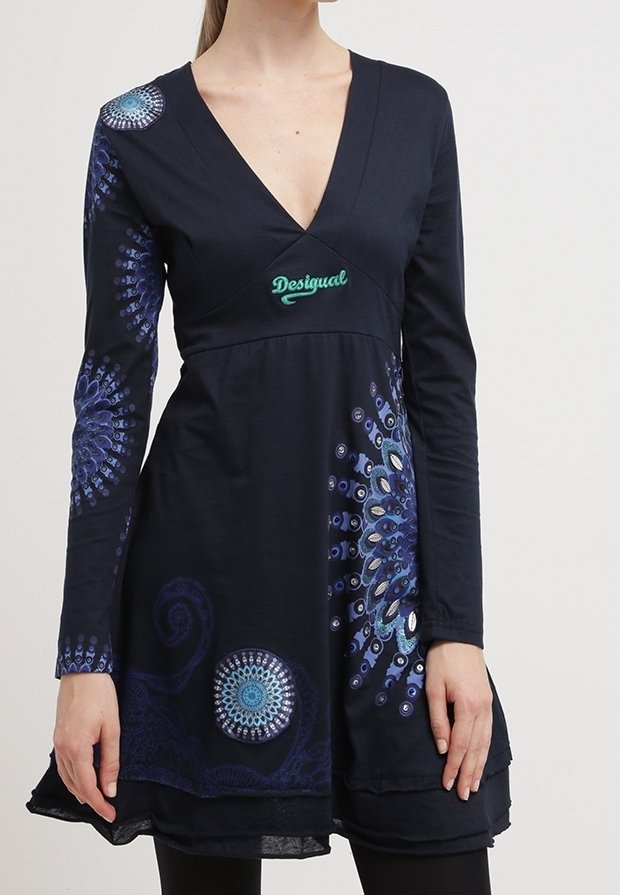Robe tunique bleu marine à manches longues présentant des motifs brodés bleus complexes, un profond décolleté en V et un ourlet inférieur légèrement évasé.