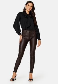 Bubbleroom HIGH WAIST SLIM COATED JEANS - Kalhoty - brown