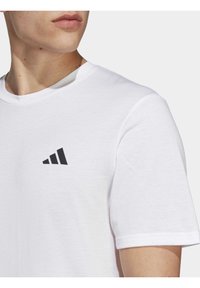 adidas Performance TRAIN ESSENTIALS COMFORT - T-skjorte til trening - white   black
