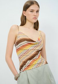 Strapless, tætsiddende top med en bølget design i varme farver, herunder brun, gul og rød, lavet af et blødt, struktureret stof.