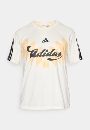 Valge lühikeste varrukatega särk mustade detailidega ja suur must Adidas logo. Logolt kiirgab kollane graafiline muster.