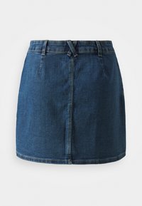 Denim minikjol med en mörkblå tvätt, har bältesöglor, framfickor och rak skärning med en ren fåll.