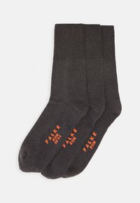 Tre par mørkegrå sokker med ribbede mansjetter og oransje tekst som sier "FALKE RUN 3941" på siden. Mykt materiale med en strukturert design.