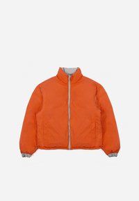 Chaqueta acolchada naranja con cuello alto y forro gris. Cuenta con puños elásticos y cremallera frontal. Textura suave y diseño casual.
