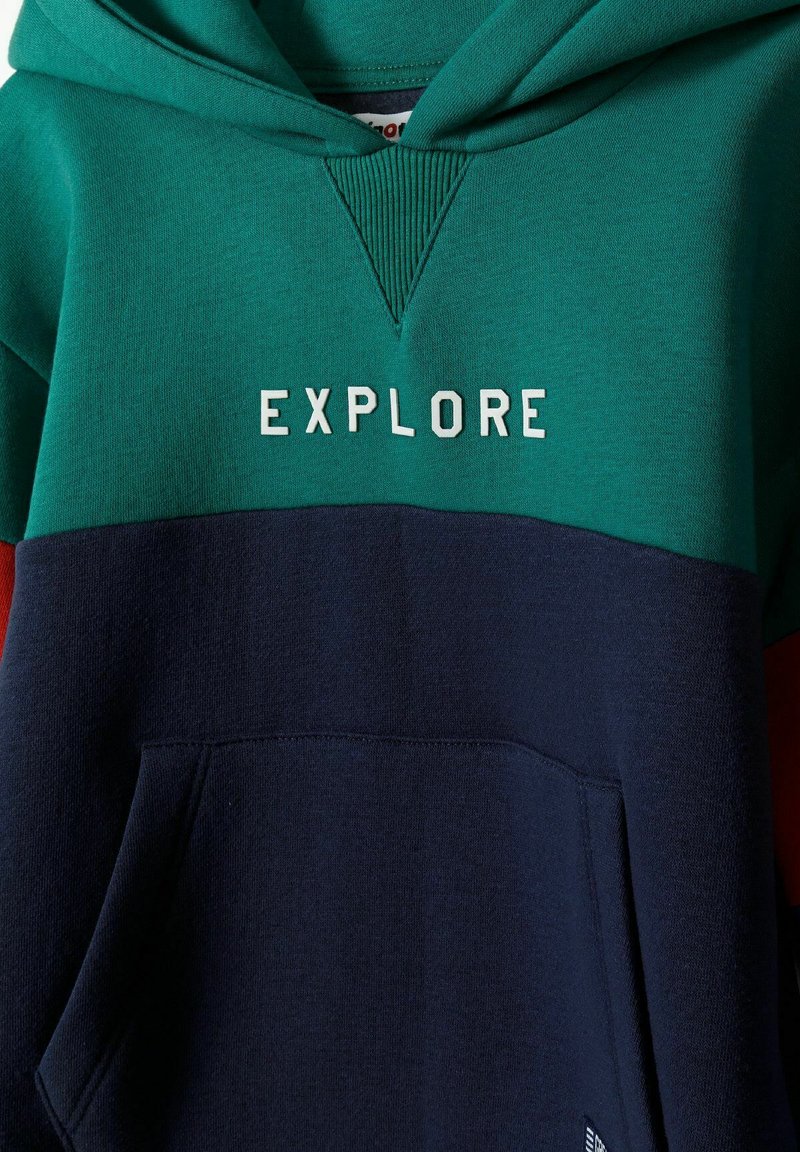 Bluza z kapturem w zielonym i granatowym kolorze, z napisem "EXPLORE" na biało. Posiada kieszeń z przodu i prążkowaną teksturę przy dekolcie.