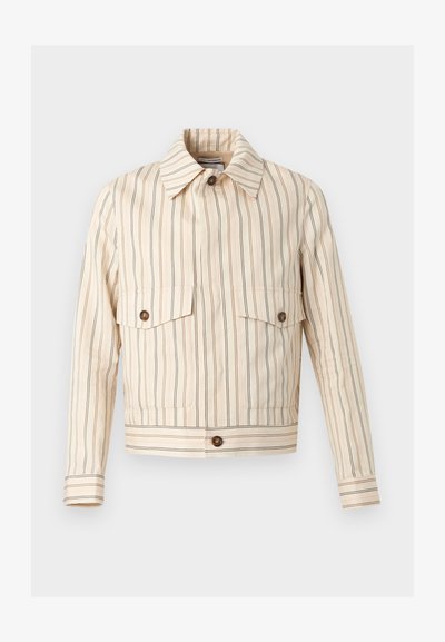 Veste courte beige avec fines rayures verticales marron, poches poitrine à rabat boutonnées, boutons marron et col pointu.
