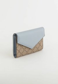 Lederbörse mit einem hellblauen Oberteil und einer beigefarbenen, gemusterten Unterseite. Verfügt über ein strukturiertes Design und eine glatte Textur.