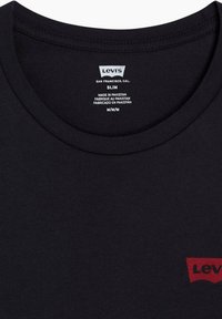 Sort Levi's slim-fit t-shirt med rund halsudskæring, størrelse medium, fremstillet i Pakistan, med et lille rødt Levi's-logo på brystet.