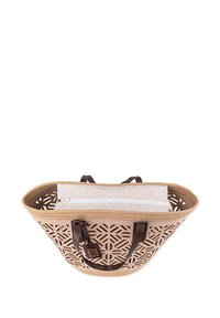 Bolsa de mano tejida en tonos marrones con intrincados patrones geométricos recortados. Asas de cuero marrón y un bolsillo interior con cremallera forrado de tela.