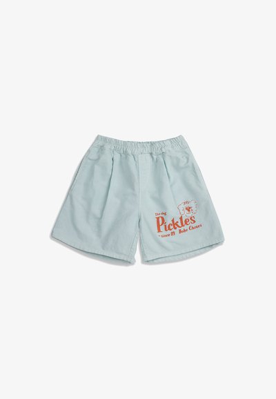 Shorts à taille élastique bleu clair avec texte rouge et graphique de chien à l'avant indiquant "Pickles depuis 09 Bobo Choses."