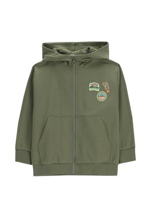 Zielona bluza z kapturem na zamek, z przednimi kieszeniami i trzema kolorowymi naszywkami o tematyce przygodowej po lewej stronie klatki piersiowej, w tym z motywami ryby i gór.