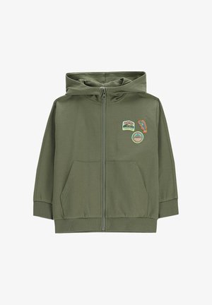 Zielona bluza z kapturem na zamek, z przednimi kieszeniami i trzema kolorowymi naszywkami o tematyce przygodowej po lewej stronie klatki piersiowej, w tym z motywami ryby i gór.