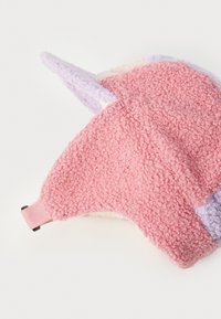 Gorra de forro polar rosa y morada con superficie texturizada, que presenta detalles de orejas y una correa ajustable en la parte posterior. Material suave y cálido.