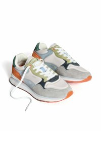 Zapatillas con una combinación de gamuza gris claro, verde y naranja. Punta redonda, cordones blancos, cuello acolchado y suela de goma texturizada.
