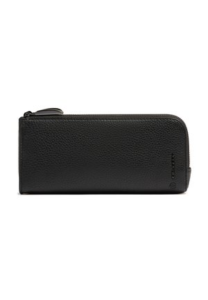 Estuche para gafas de cuero negro texturizado con cremallera, bordes redondeados, orientación horizontal y un pequeño logo en relieve en la parte inferior derecha.