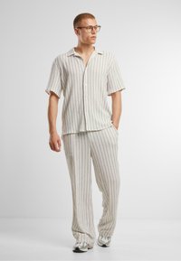 Urban Classics Marškiniai - offwhite black
