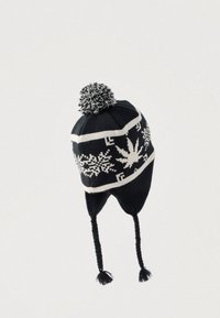 Μαύρο χειμερινό καπέλο με λευκά σχέδια από νιφάδες χιονιού και φύλλα, καλύμματα αυτιών, πλεκτά κρόσσια και πον-πον στην κορυφή πάνω σε απλό φόντο.