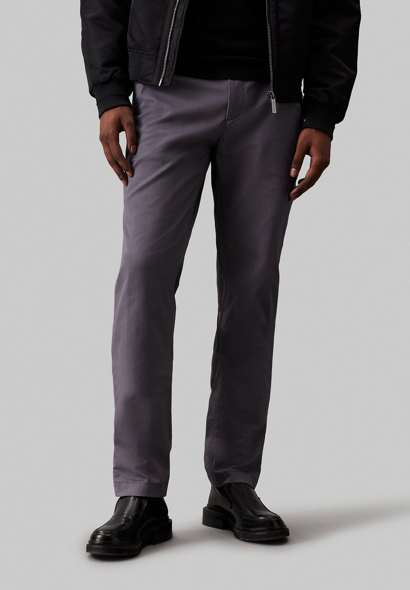 Calvin Klein MODERN SLIM - Chinos tipa bikses - iron gate