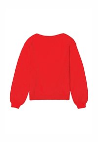 Pull rouge tricoté avec un col rond, des manches longues bouffantes et des détails de coutures diagonales au dos. Texture douce et couleur vibrante.