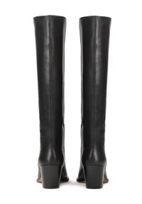 Svarta knähöga stövlar i läder med en elegant design, som har en fyrkantig klack och en slät yta, utan synlig hårdvara eller dekorationer.