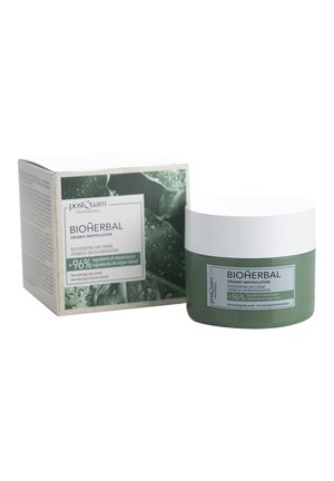 Crema de día regeneradora PostQuam Bioherbal con un 96 % de ingredientes naturales en un frasco verde junto a su caja verde y blanca a juego.