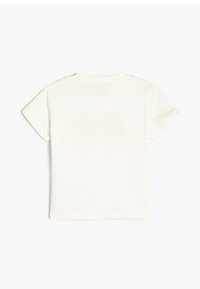 Lys beige kortærmet t-shirt lavet af blødt bomuld. Har en rund halsudskæring og en glat tekstur. Ingen grafik eller mønstre på ryggen.
