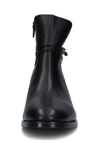 Stivale alla caviglia in pelle nera con punta affusolata, design minimalista, chiusura con zip laterale e cinturino decorativo con dettaglio fibbia.