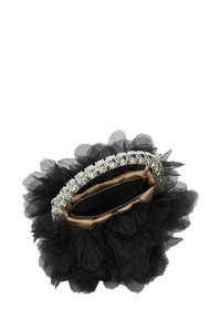 Juoda gėlių motyvo mažytė rankinė su tiulio tekstūra, sidabro spalvos deimantų akcentais papuošta rankena, satino pamušalas, užtrauktuko uždarymas ir švelni, susiraukšlėjusi forma.