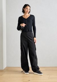 Anna Field Tossud - black