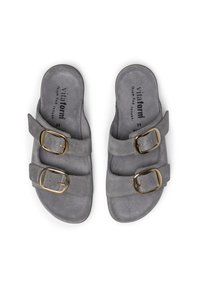 Graue Wildleder-Sandalen mit zwei verstellbaren Riemen, die jeweils mit einer goldenen Schnalle versehen sind, beschriftet mit "vitaform" und Größe 39 auf der Innensohle.
