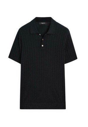 Svart ribbad polo-shirt med klassisk krage, korta ärmar och placket med tre knappar. Tillverkad av ett mjukt, strukturerat tyg.