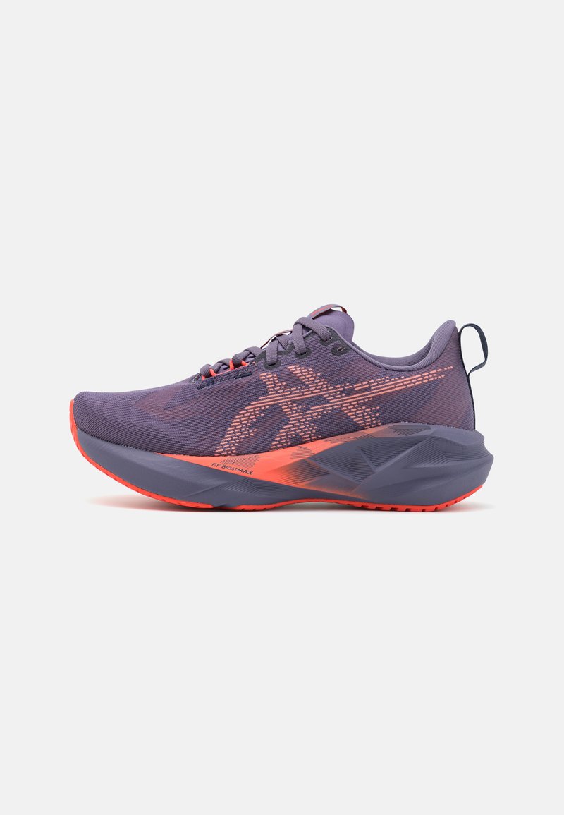 Zapatilla atlética morada con acentos naranjas, que cuenta con una parte superior de malla transpirable, una suela acolchada y una forma aerodinámica para el rendimiento.